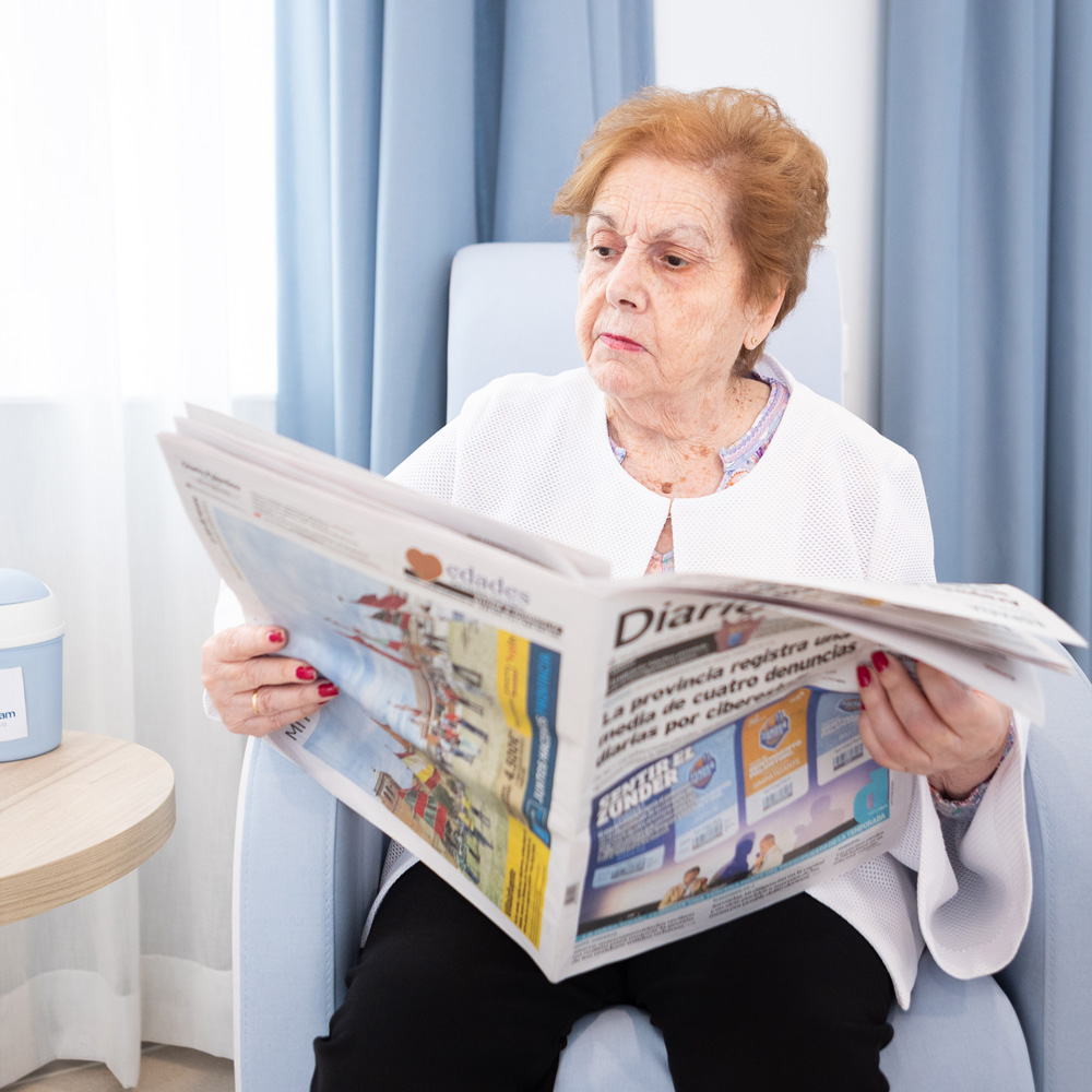 Una residente leyendo el periódico